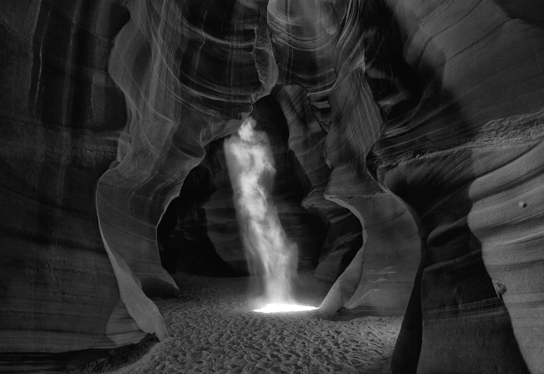 Peter-Lik-Phantom-web_1800x “Phantom” de Peter Lik, considerada la más cara jamás vendida. Fue tomada en Antelope Canyon, Arizona, y muestra un haz de luz que parece formar la silueta de un fantasma, lo que le da su nombre y ese aire místico que la hace tan especial.