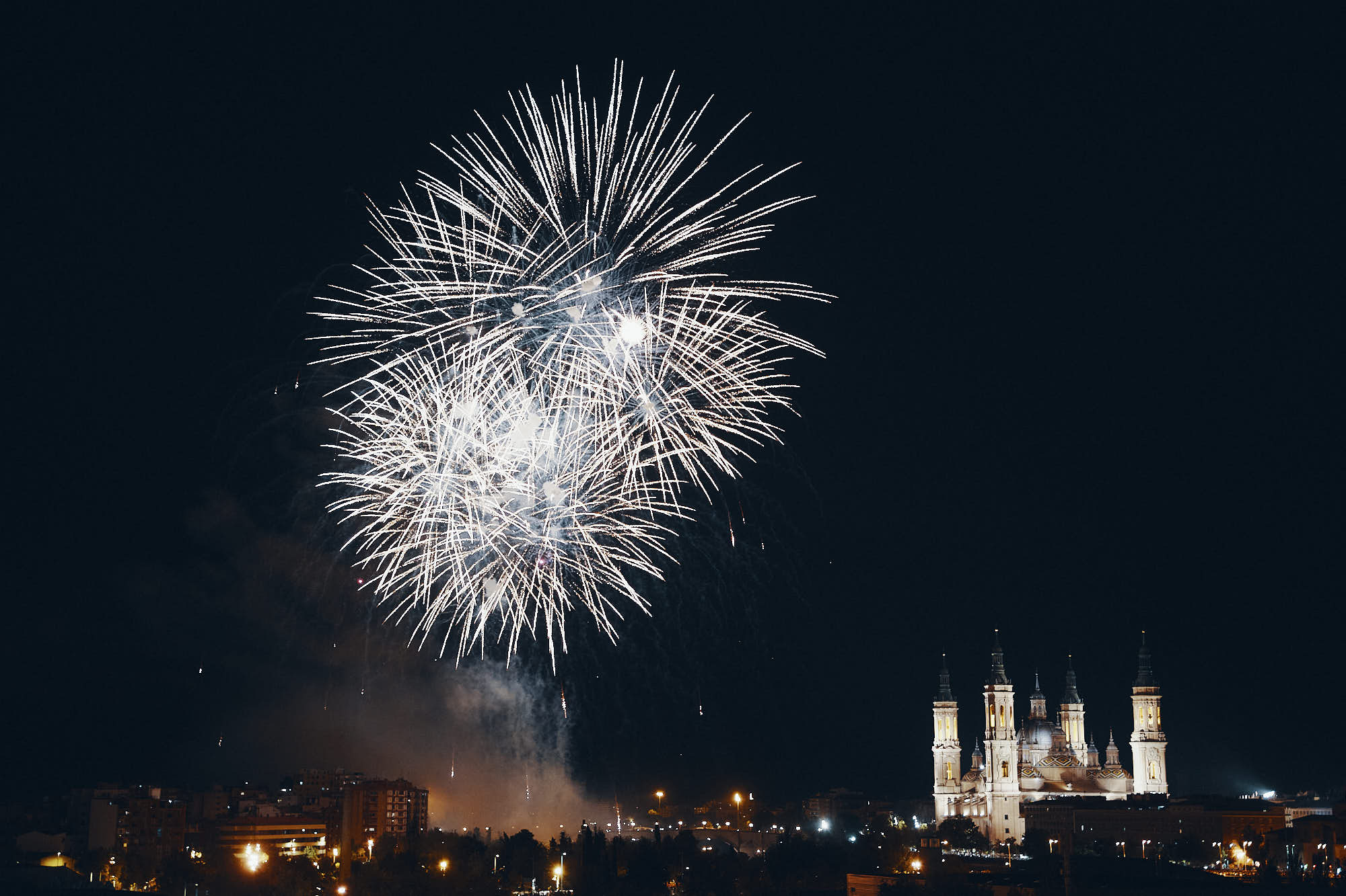 Ambiente. Fuegos artificiales, Pilares 2023. Zaragoza. Foto tomada por Amaury Cabrera.