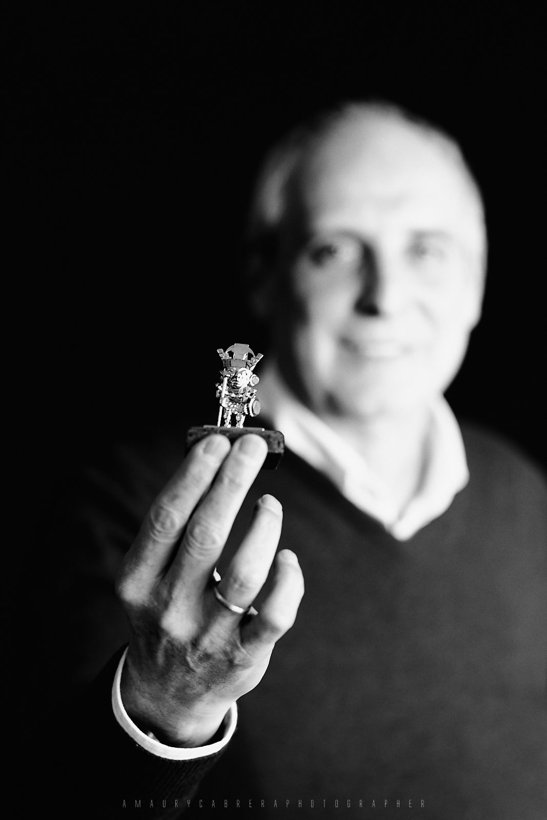 Foto de retrato con objeto de valor. Zaragoza. Foto por Amaury Cabrera.