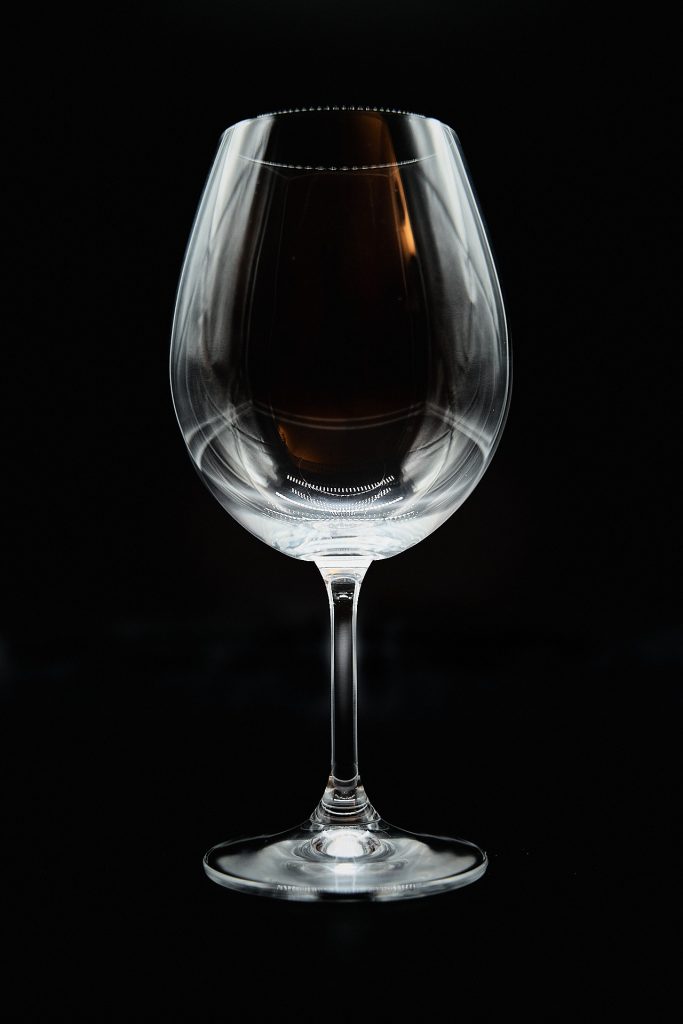 Copa de vino sobre fondo negro. Photo by Amaury Cabrera